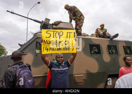 Harare, Simbabwe. 17. November 2017. in Simbabwe demonstration Militärputsch Protest marschieren gegen Mugabe Robert Mugabe friedliche Demonstranten protestieren in großer Zahl Feier harare Samstag Quelle: Christopher Scott/alamy leben Nachrichten Stockfoto