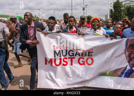 Harare, Simbabwe. 17. November 2017. in Simbabwe demonstration Militärputsch Protest marschieren gegen Mugabe Robert Mugabe friedliche Demonstranten protestieren in großer Zahl Feier harare Samstag Quelle: Christopher Scott/alamy leben Nachrichten Stockfoto