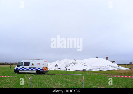 Bedfordshire Großbritannien, 18. November 2017. Katastrophe für die Weltgrößte Luftschiff, das AIRLANDER 10 Die gedacht ist entfernt von Verankerung gebrochen zu haben und zerrissen durch einen Zaun Zaun mit Stacheldraht, liegt nun in einem Bauern Feld wie die Leiche eines großen weißen Wal. Cardington, Bedfordshire, England UK. Stockfoto