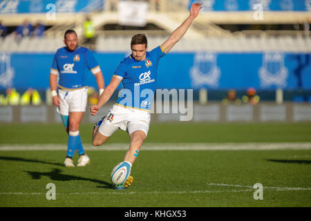 Firenze, Italien. 18. November 2017. Italiens fliegen die Hälfte Carlo Canna Kicks für die drei Punkte in der Internationalen november Test Match zwischen Italien und Argentinien. Massimiliano Carnabuci/Alamy leben Nachrichten Stockfoto