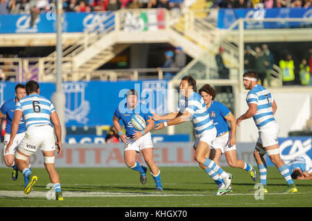 Firenze, Italien. 18. November 2017. Argentinien fliegen die Hälfte Juan Martìn Hernàndez passt den Ball in die internationale November Test Match zwischen Italien und Argentinien. Massimiliano Carnabuci/Alamy leben Nachrichten Stockfoto