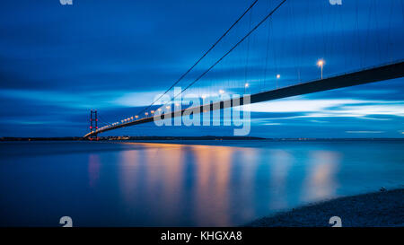 Hull, Großbritannien. 18 Nov, 2017 Sonnenuntergang Abendrot über die Humber Bridge und die Mündung, Kredit: John Potter/alamy leben Nachrichten Stockfoto