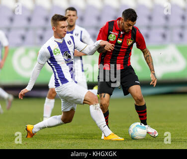 Budapest, Ungarn. 18 Nov, 2017. bence pavkovics (l) des-fc kämpft für den ball mit Davide lanzafame (r) von Budapest honved während die ungarische OTP Bank Liga Match zwischen-fc und Budapest Honved im Szusza Ferenc Stadion am 18. November 2017 in Budapest, Ungarn. Credit: Laszlo szirtesi/alamy leben Nachrichten Stockfoto