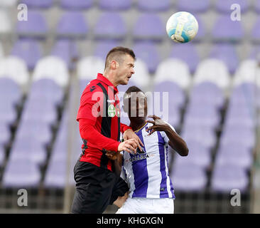 Budapest, Ungarn. 18 Nov, 2017. obinna nwobodo (r) Der-fc-Schlachten für den Ball in der Luft mit Stefan deak (l) von Budapest honved während die ungarische OTP Bank Liga Match zwischen-fc und Budapest Honved im Szusza Ferenc Stadion am 18. November 2017 in Budapest, Ungarn. Credit: Laszlo szirtesi/alamy leben Nachrichten Stockfoto