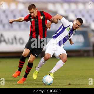 Budapest, Ungarn. 18 Nov, 2017. bojan Sankovic (r) Der-fc Verwicklung mit zsolt poloskei (l) von Budapest honved während die ungarische OTP Bank Liga Match zwischen-fc und Budapest Honved im Szusza Ferenc Stadion am 18. November 2017 in Budapest, Ungarn. Credit: Laszlo szirtesi/alamy leben Nachrichten Stockfoto