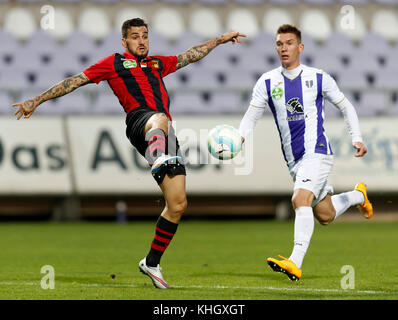 Budapest, Ungarn. 18 Nov, 2017. Davide lanzafame (l) von Budapest honved gewinnt die Kugel von bence pavkovics (r) Der-fc während die ungarische OTP Bank Liga Match zwischen-fc und Budapest Honved im Szusza Ferenc Stadion am 18. November 2017 in Budapest, Ungarn. Credit: Laszlo szirtesi/alamy leben Nachrichten Stockfoto