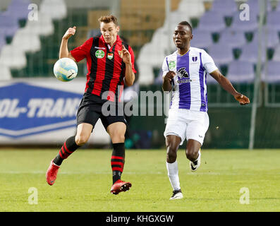 Budapest, Ungarn. 18 Nov, 2017. obinna nwobodo (r) Der-fc konkurriert für die Kugel mit Daniel gazdag (l) von Budapest honved während die ungarische OTP Bank Liga Match zwischen-fc und Budapest Honved im Szusza Ferenc Stadion am 18. November 2017 in Budapest, Ungarn. Credit: Laszlo szirtesi/alamy leben Nachrichten Stockfoto