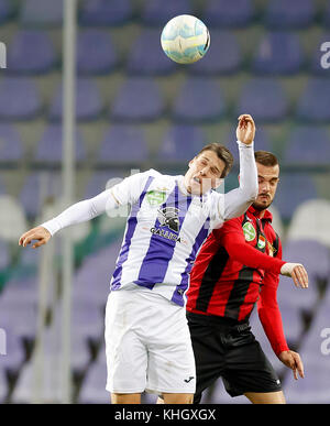 Budapest, Ungarn. 18 Nov, 2017. Patrik Tischler (l) des-fc-Schlachten für den Ball in der Luft mit Filip holender (r) von Budapest honved während die ungarische OTP Bank Liga Match zwischen-fc und Budapest Honved im Szusza Ferenc Stadion am 18. November 2017 in Budapest, Ungarn. Credit: Laszlo szirtesi/alamy leben Nachrichten Stockfoto