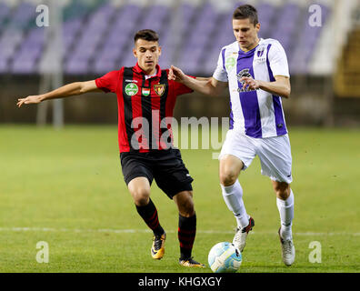 Budapest, Ungarn. 18 Nov, 2017. Benjamin Balazs (r) Der-fc konkurriert für die Kugel mit bence bano - szabo (l) von Budapest honved während die ungarische OTP Bank Liga Match zwischen-fc und Budapest Honved im Szusza Ferenc Stadion am 18. November 2017 in Budapest, Ungarn. Credit: Laszlo szirtesi/alamy leben Nachrichten Stockfoto