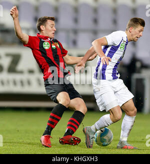 Budapest, Ungarn. 18 Nov, 2017. krisztian Simon (r) Der-fc kämpft für den ball mit Daniel gazdag (l) von Budapest honved während die ungarische OTP Bank Liga Match zwischen-fc und Budapest Honved im Szusza Ferenc Stadion am 18. November 2017 in Budapest, Ungarn. Credit: Laszlo szirtesi/alamy leben Nachrichten Stockfoto