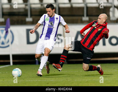 Budapest, Ungarn. 18 Nov, 2017. botond barath (l) von Budapest honved Folie packt Branko pauljevic (r) Der-fc während die ungarische OTP Bank Liga Match zwischen-fc und Budapest Honved im Szusza Ferenc Stadion am 18. November 2017 in Budapest, Ungarn. Credit: Laszlo szirtesi/alamy leben Nachrichten Stockfoto