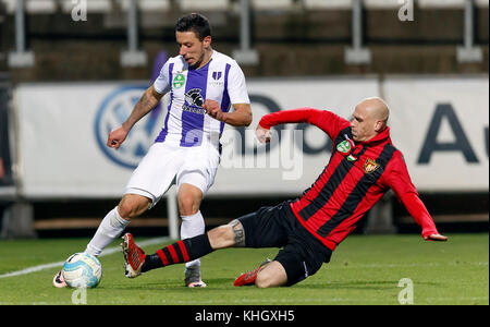 Budapest, Ungarn. 18 Nov, 2017. botond barath (l) von Budapest honved Folie packt Branko pauljevic (r) Der-fc während die ungarische OTP Bank Liga Match zwischen-fc und Budapest Honved im Szusza Ferenc Stadion am 18. November 2017 in Budapest, Ungarn. Credit: Laszlo szirtesi/alamy leben Nachrichten Stockfoto