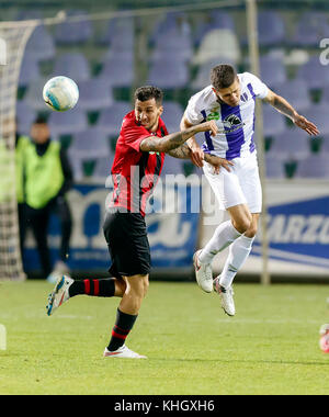 Budapest, Ungarn. 18 Nov, 2017. Patrik Tischler (r) Der-fc-Schlachten für den Ball in der Luft mit Davide lanzafame #7 von Budapest honved während die ungarische OTP Bank Liga Match zwischen-fc und Budapest Honved im Szusza Ferenc Stadion am 18. November 2017 in Budapest, Ungarn. Credit: Laszlo szirtesi/alamy leben Nachrichten Stockfoto