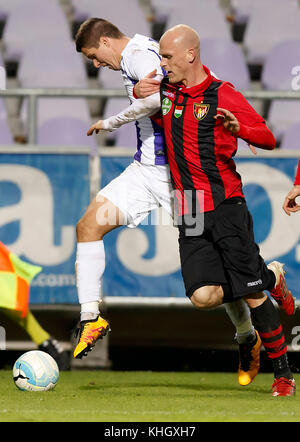 Budapest, Ungarn. 18 Nov, 2017. Patrik Tischler (l) des-fc Verwicklung mit botond barath (r) von Budapest honved während die ungarische OTP Bank Liga Match zwischen-fc und Budapest Honved im Szusza Ferenc Stadion am 18. November 2017 in Budapest, Ungarn. Credit: Laszlo szirtesi/alamy leben Nachrichten Stockfoto