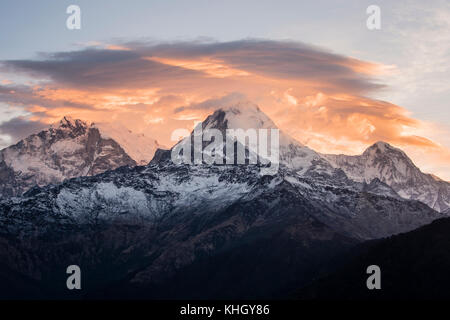 Dramatischer Sonnenaufgang über dem Gipfel Annapurna im Himalaya in Nepal, Ansicht von Poon Hill Stockfoto