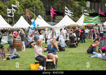 Sydney, Australien. 18. November 2017. Samstag, 18. November 2017. Australiens größter Essen und Wein Festival ist am Circular Quay und den Rocks von Sydney, Australien, am 18. und 19. November 2017 statt. Quelle: Martin Berry/Alamy leben Nachrichten Stockfoto