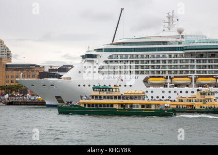 Sydney, Australien. 18. November 2017. Radiance of the Seas Kreuzfahrtschiff Schiff vertäut am Sydney Overseas Passenger Terminal, Samstag, November 2017 18. Quelle: Martin Berry/Alamy leben Nachrichten Stockfoto