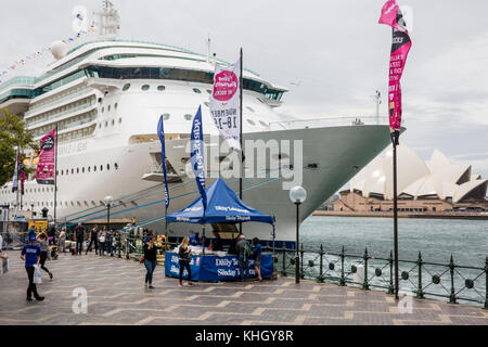 Sydney, Australien. 18. November 2017. Radiance of the Seas Kreuzfahrtschiff Schiff vertäut am Sydney Overseas Passenger Terminal, Samstag, November 2017 18. Quelle: Martin Berry/Alamy leben Nachrichten Stockfoto