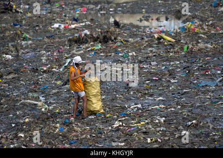 Cebu City, Philippinen. 19 Nov, 2017. Ein Mann sammelt alles, dass der Wert für das Recycling von einer übersät mit Müll sein kann. Eine aktuelle Studie der gemeinnützigen Umweltorganisation Ocean Conservancy in Washington, USA, behauptet, dass 5 Länder - China, Indonesien, den Philippinen, Thailand und Vietnam waren verantwortlich für bis zu 60 % der Kunststoffabfälle in die Ozeane. Quelle: bildergallerie 2/Alamy leben Nachrichten Stockfoto