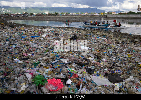 Cebu City, Philippinen. 19 Nov, 2017. Ein riesiger Haufen Müll an der Ausfahrt einen Kanal direkt zum Meer führt. Eine neue Studie, die von den gemeinnützigen Umweltorganisation Ocean Conservancy in Washington, USA, behauptet, dass 5 Länder - China, Indonesien, den Philippinen, Thailand und Vietnam waren verantwortlich für bis zu 60 % der Kunststoffabfälle in die Ozeane. Quelle: bildergallerie 2/Alamy leben Nachrichten Stockfoto