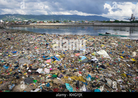 Cebu City, Philippinen. 19 Nov, 2017. Ein riesiger Haufen Müll an der Ausfahrt einen Kanal direkt zum Meer führt. Eine neue Studie, die von den gemeinnützigen Umweltorganisation Ocean Conservancy in Washington, USA, behauptet, dass 5 Länder - China, Indonesien, den Philippinen, Thailand und Vietnam waren verantwortlich für bis zu 60 % der Kunststoffabfälle in die Ozeane. Quelle: bildergallerie 2/Alamy leben Nachrichten Stockfoto