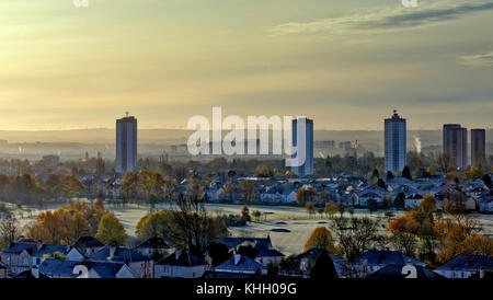 Glasgow, Schottland, Großbritannien 19. November. Wetter in Großbritannien: Frost und Nebel am sonnigen Morgen werden die Grüns des Ritterwood Golfplatzes weiß, der barclay curle Schiffbaukran, das Queen elizabeth University Hospital und die Scotstoun Towers im Nebel zeigen. Quelle: gerard Ferry/Alamy Live News Stockfoto