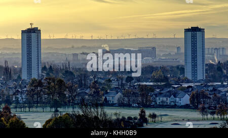 Glasgow, Schottland, Großbritannien 19. November. Wetter in Großbritannien: Frost und Nebel am sonnigen Morgen werden die Grüns des Ritterwood Golfplatzes weiß, der barclay curle Schiffbaukran, das Queen elizabeth University Hospital und die Scotstoun Towers im Nebel zeigen. Quelle: gerard Ferry/Alamy Live News Stockfoto