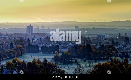 Glasgow, Schottland, Großbritannien 19. November. Wetter in Großbritannien: Frost und Nebel am sonnigen Morgen sehen, wie die Greens des Knightswood Golfplatzes weiß werden, die Türme im Süden von glasgow zeigen sich im Nebel. Quelle: gerard Ferry/Alamy Live News Stockfoto
