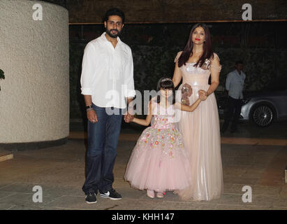 Mumbai, Indien. 18.. November 2017. Bollywoodstar Abhishake bachchan und Aisharya rai bachchans Tochter Aradhya feierten am 18.. november 2017 im pratiksha banglow, juhu in mumbai den Geburtstag. Quelle: Prodip Guha/Alamy Live News Stockfoto