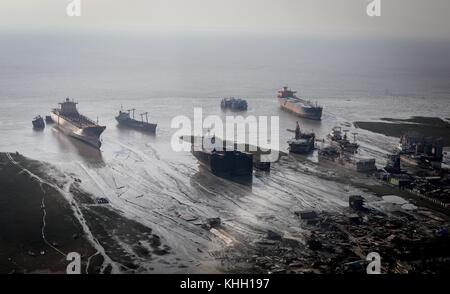 Chittagong, Bangladesch. November 2017. Zahlreiche Schiffe wurden am 19. November 2017 in Chittagong, Bangladesch, zerstört. Chittagong ist einer der größten Schiffsfriedhöfe der Welt. Quelle: Kay Nietfeld/dpa/Alamy Live News Stockfoto