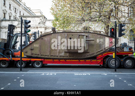 London, Großbritannien. 19 Nov, 2017. Eine Replik Ersten Weltkrieg Mark IV Tank in Steven Spielbergs Film Krieg Pferd macht einen öffentlichen Auftritt in der Nähe der Kenotaph in Whitehall, wie die Royal Tank Regiment Verband Dm 100 Jahre seit der Schlacht von Cambrai. Credit: Guy Corbishley/Alamy leben Nachrichten Stockfoto