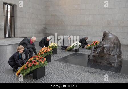 Berlin, Deutschland. 19.. November 2017. Bundesverteidigungsministerin Ursula von der Leyen (v.l.n.r.), Bundestagspräsident Wolfgang Schauble, Bundespräsident Frank-Walter Steinmeier, Bundespräsident Michael Muller und Bundespräsident Andreas Vosskuhle bei der Kränzniederlegung in der Neuen Wache in Berlin, Deutschland, 19. November 2017. Quelle: Jörg Carstensen/dpa/Alamy Live News Stockfoto