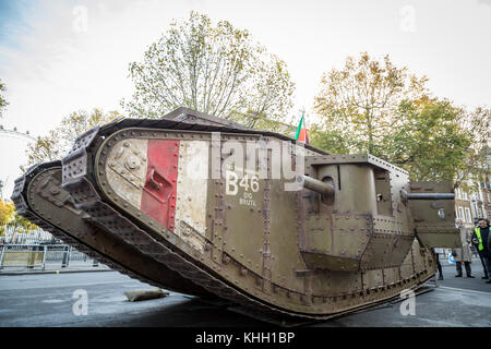 London, Großbritannien. 19 Nov, 2017. Eine Replik Ersten Weltkrieg Mark IV Tank in Steven Spielbergs Film Krieg Pferd macht einen öffentlichen Auftritt in der Nähe der Kenotaph in Whitehall, wie die Royal Tank Regiment Verband Dm 100 Jahre seit der Schlacht von Cambrai. Credit: Guy Corbishley/Alamy leben Nachrichten Stockfoto