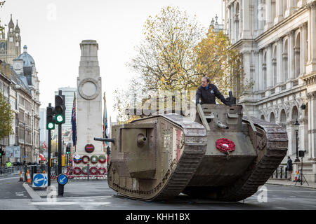 London, Großbritannien. 19 Nov, 2017. Eine Replik Ersten Weltkrieg Mark IV Tank in Steven Spielbergs Film Krieg Pferd macht einen öffentlichen Auftritt in der Nähe der Kenotaph in Whitehall, wie die Royal Tank Regiment Verband Dm 100 Jahre seit der Schlacht von Cambrai. Credit: Guy Corbishley/Alamy leben Nachrichten Stockfoto