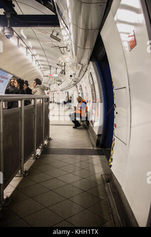 London, England, UK. 11. November 2017. Menschen und Mitarbeiter warten auf die nächste Röhre zu gelangen. © sian Reekie Stockfoto