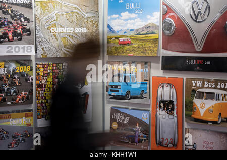 Frankfurt am Main, Deutschland. Oktober 2017. Ein Besucher, der an einem Kalenderstand auf der Buchmesse in Frankfurt am Main am 13. Oktober 2017 vorbeiläuft. Quelle: Fabian Sommer/dpa/Alamy Live News Stockfoto