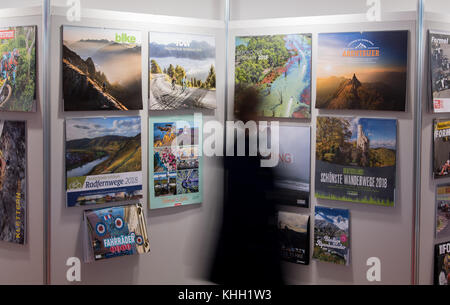 Frankfurt am Main, Deutschland. Oktober 2017. Ein Besucher, der an einem Kalenderstand auf der Buchmesse in Frankfurt am Main am 13. Oktober 2017 vorbeiläuft. Quelle: Fabian Sommer/dpa/Alamy Live News Stockfoto