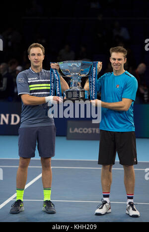 O2, London, Großbritannien. November 2017, 19. Finaltag des Nitto ATP Finals, Doppelsieger Henri Kontinen (FIN) und John Peers (AUS) heben die Doppel-Trophäe nach ihrem Sieg über Kubot und Melo. Quelle: Malcolm Park/Alamy Live News. Stockfoto