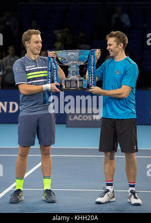 O2, London, Großbritannien. November 2017, 19. Finaltag des Nitto ATP Finals, Doppelsieger Henri Kontinen (FIN) und John Peers (AUS) heben die Doppel-Trophäe nach ihrem Sieg über Kubot und Melo. Quelle: Malcolm Park/Alamy Live News. Stockfoto
