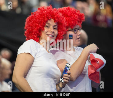 O2, London, Großbritannien. November 2017, 19. Finaltag des Nitto ATP Finals, Doppelsieger Henri Kontinen (FIN) und John Peers (AUS) gewinnen gegen Kubot und Melo. Kubot Anhänger tragen polnische Nationalfarben. Quelle: Malcolm Park/Alamy Live News. Stockfoto