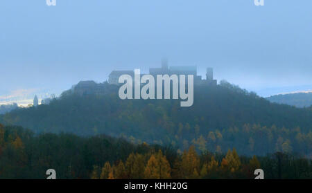 Über der Wartburg bei Eisenach ist Nebel zu sehen, 16. Novemebr 2017. Meteorologen erwarten am Wochenende Regen, Schnee und windiges Wetter in Sachsen, Sachsen-Anhalt und Thüringen. Foto: Martin Schutt/dpa-Zentralbild/dpa Stockfoto