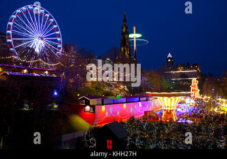 Edinburgh, Schottland, Großbritannien. 19 Nov, 2017. Weihnachten Licht Nacht einschalten. Stockfoto