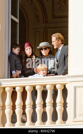 Monte Carlo, Monaco. November 2017. Prinses Caroline, Charlotte Casiraghi, Andrea Casiraghi und Kinder im Fürstlichen Palast von Monaco, am 19. November 2017, anlässlich der Feier des Nationalfeiertages von Monaco.Quelle: Albert Nieboer/Netherlands OUT/Point De Vue Out · NO WIRE SERVICE · Quelle: Albert Nieboer/RoyalPress/dpa/Alamy Live News Stockfoto