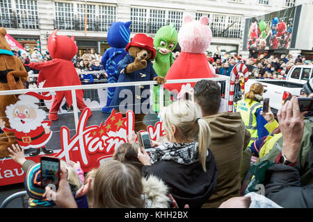 London, Großbritannien, 19. November 2017. Hamleys Weihnachten Spielzeug Parade, Regent Street, London, UK. Credit: Tony Farrugia/Alamy leben Nachrichten Stockfoto