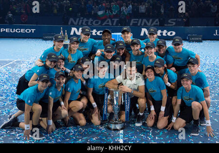 O2, London, Großbritannien. 19. November 2017. Nitto ATP Finals, Grigor Dimitrov feiert seinen Einzel-Finalsieg gegen David Goffin auf dem Mittelfeld. Ball Kids umgeben den Gewinner für ein Foto. Quelle: Malcolm Park/Alamy Live News. Stockfoto