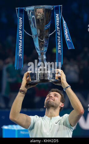 O2, London, Großbritannien. November 2017, 19. Nitto ATP Finals, Grigor Dimitrov feiert seinen Einzel-Finale Sieg über David Goffin auf dem Mittelfeld und hebt die Winners Trophy über seinen Kopf. Quelle: Malcolm Park/Alamy Live News. Stockfoto
