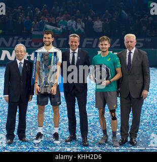 O2, London, Großbritannien. November 2017, 19. Nitto ATP Finals, Grigor Dimitrov feiert seinen Einzel-Finale Sieg über David Goffin auf dem Mittelfeld. Von links nach rechts: Hideo Takasaki, President, CEO & COO Nitto; Grigor Dimitrov mit der Siegertrophäe; Chris Kermode, Executive Chairman und President ATP; David Goffin mit der NÄCHSTPLATZIERTEN Trophäe; Boris Becker, 1988, 1992 und 1995 Champion. Quelle: Malcolm Park/Alamy Live News. Stockfoto