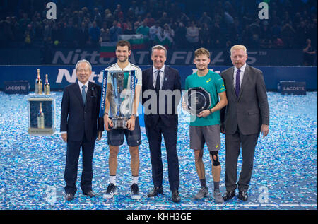 O2, London, Großbritannien. November 2017, 19. Nitto ATP Singles Abschlussfeier auf dem Center Court. L bis R: Hideo Takasaki, President, CEO & COO Nitto; Grigor Dimitrov, Gewinner; Chris Kermode, Executive Chairman und President, ATP; David Goffin, Zweiter; Boris Becker, 1988, 1992 und 1995 Champion. Quelle: Malcolm Park/Alamy Live News. Stockfoto