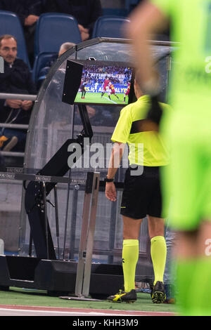 Rom, Italien. November 2017. Gianluca Rocchi (Schiedsrichter) Fußball/Fußball: Schiedsrichter Gianluca Rocchi überprüft den Monitor des VAR (Video Assistant Schiedsrichter) während des italienischen Spiels der Serie A zwischen AS Roma 2-1 SS Lazio im Stadio Olimpico in Rom, Italien. Quelle: Maurizio Borsari/AFLO/Alamy Live News Stockfoto