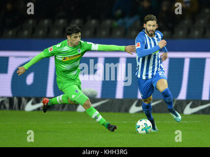 Von links nach rechts: Lars STINDL (MG), Marvin PLATTENHARDT (B), Duels, Aktion, Fussball 1. Bundesliga, 12. Spieltag, Hertha BSC Berlin (B) - Borussia Mönchengladbach (MG) 2:4, am 18.11.2017 in Berlin/Deutschland. |Nutzung weltweit Stockfoto